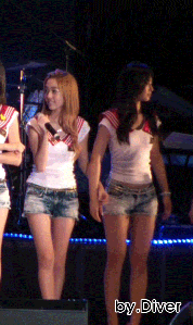 snsd Yuri jessica holding hands each other